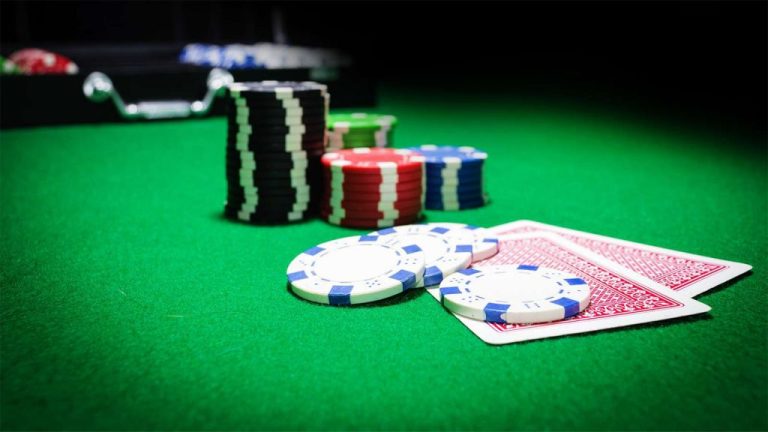 How online poker pros make a living playing pkv games?
